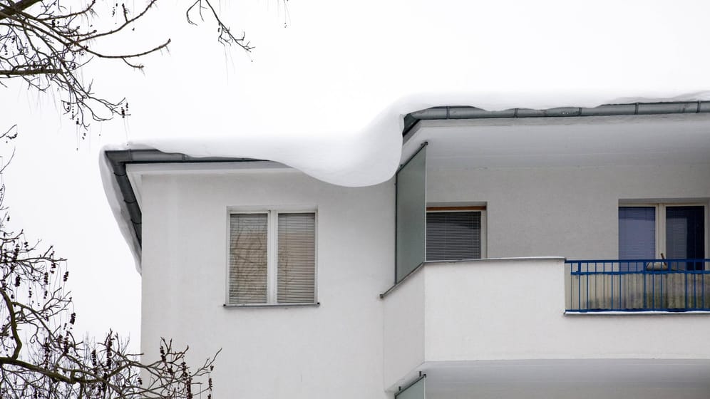 Schneelast auf Dach: Sie belastet die Hausstatik und gefährdet Passanten sowie parkende Autos. (Symbolfoto)