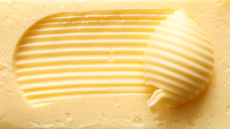 Butter: Im Kühlschrank aufbewahrt ist Streichfett länger haltbar.