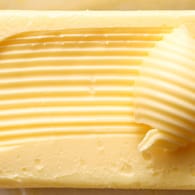Butter: Im Kühlschrank aufbewahrt ist Streichfett länger haltbar.