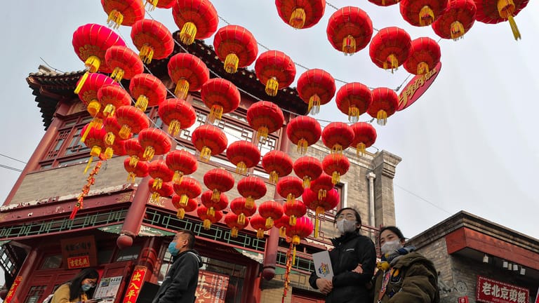 China: Anlässlich des chinesischen Neujahrsfestes wurden rote Laternen in einer Gasse aufgehängt.