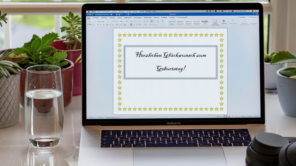 Mit Word erstellte Glückwunschkarte: Das Microsoft-Programm bietet dekorative Seitenränder für kreative Projekte.