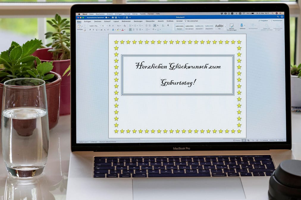 Mit Word erstellte Glückwunschkarte: Das Microsoft-Programm bietet dekorative Seitenränder für kreative Projekte.