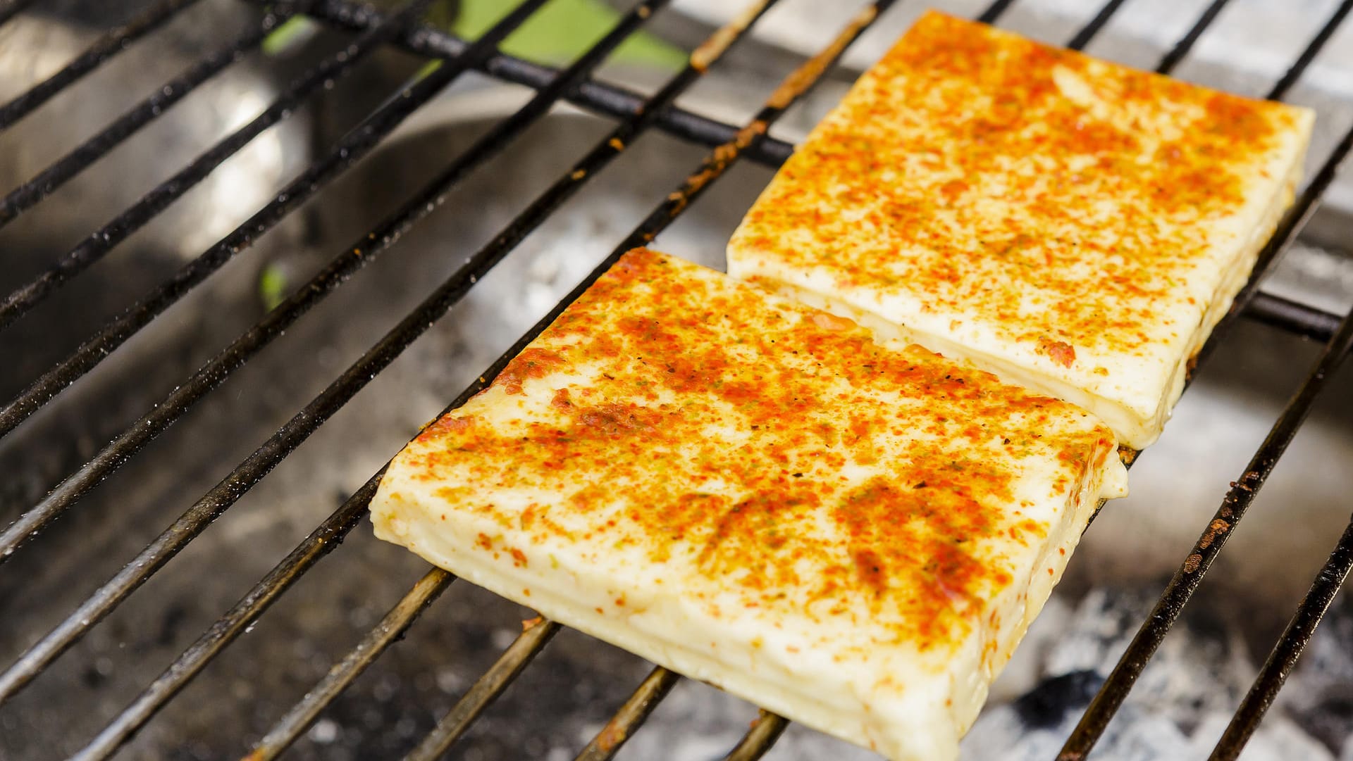 Halloumi: Grillkäse kann beim Grillen direkt auf den Rost gelegt werden.