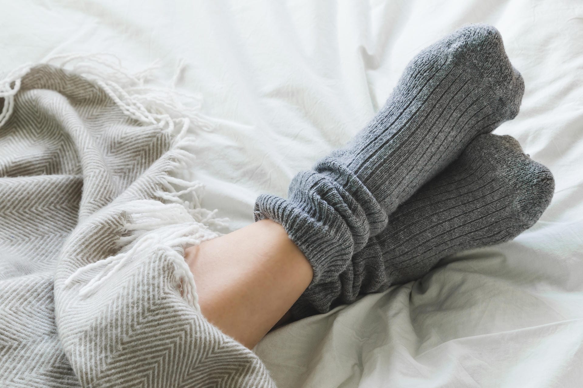 Kalte Füße trotz dicker Socken: Auch Durchblutungsstörungen oder Nervenschäden können die Ursache sein.