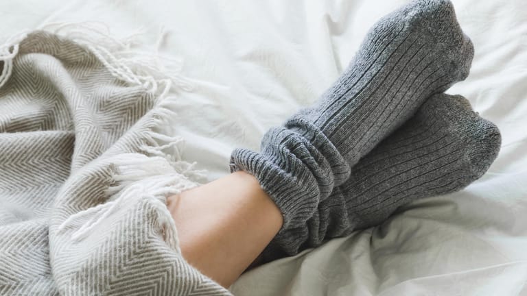 Kalte Füße trotz dicker Socken: Auch Durchblutungsstörungen oder Nervenschäden können die Ursache sein.