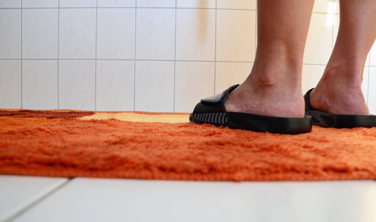 Hängen Sie Bade- und Duschmatten nach Benutzung immer zum Trocknen auf und lassen Sie sie nicht einfach feucht auf dem Boden liegen.