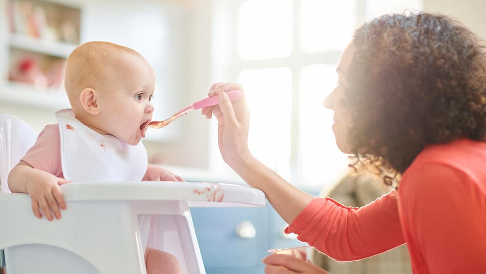 Babybrei: Um den fünften Lebensmonat herum kann mit der Beikost begonnen werden.