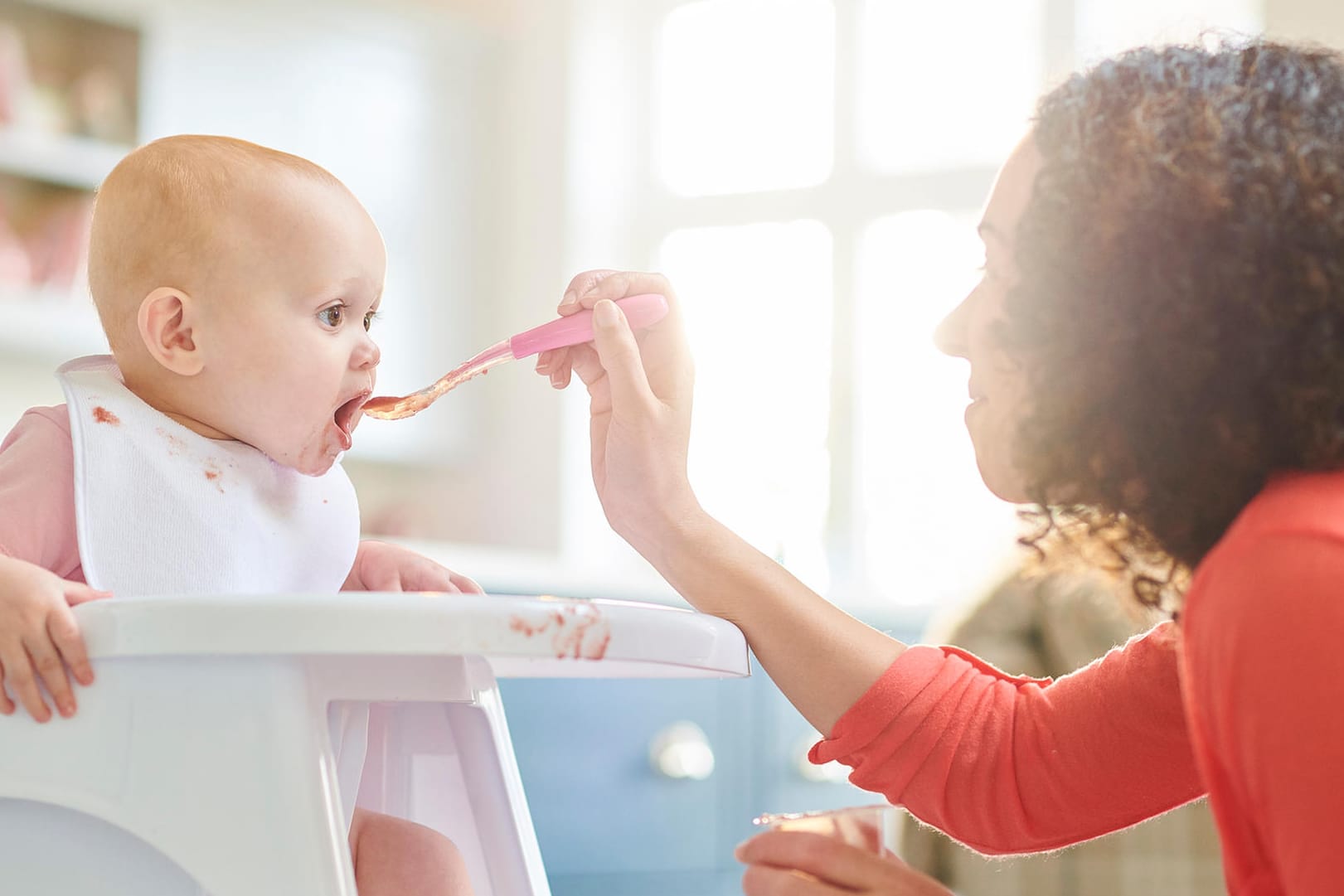 Babybrei: Um den fünften Lebensmonat herum kann mit der Beikost begonnen werden.