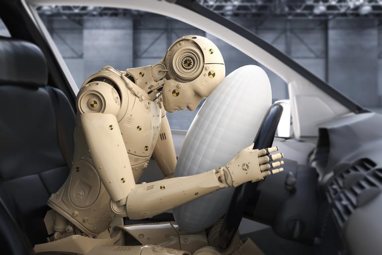 Im Jahr 1971 gelingt Mercedes-Benz der technische Durchbruch. Zehn Jahre später (1981) wird der Airbag erstmals als Sonderausstattung für die Mercedes-Benz S-Klasse eingesetzt.