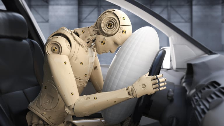 Im Jahr 1971 gelingt Mercedes-Benz der technische Durchbruch. Zehn Jahre später (1981) wird der Airbag erstmals als Sonderausstattung für die Mercedes-Benz S-Klasse eingesetzt.
