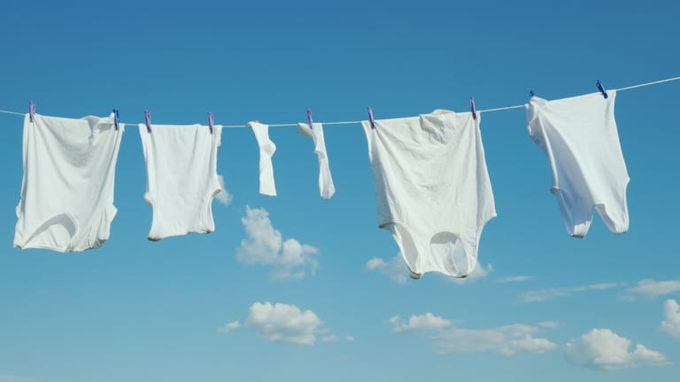 Wäsche: Weiße Textilien sollten Sie stets separat waschen.