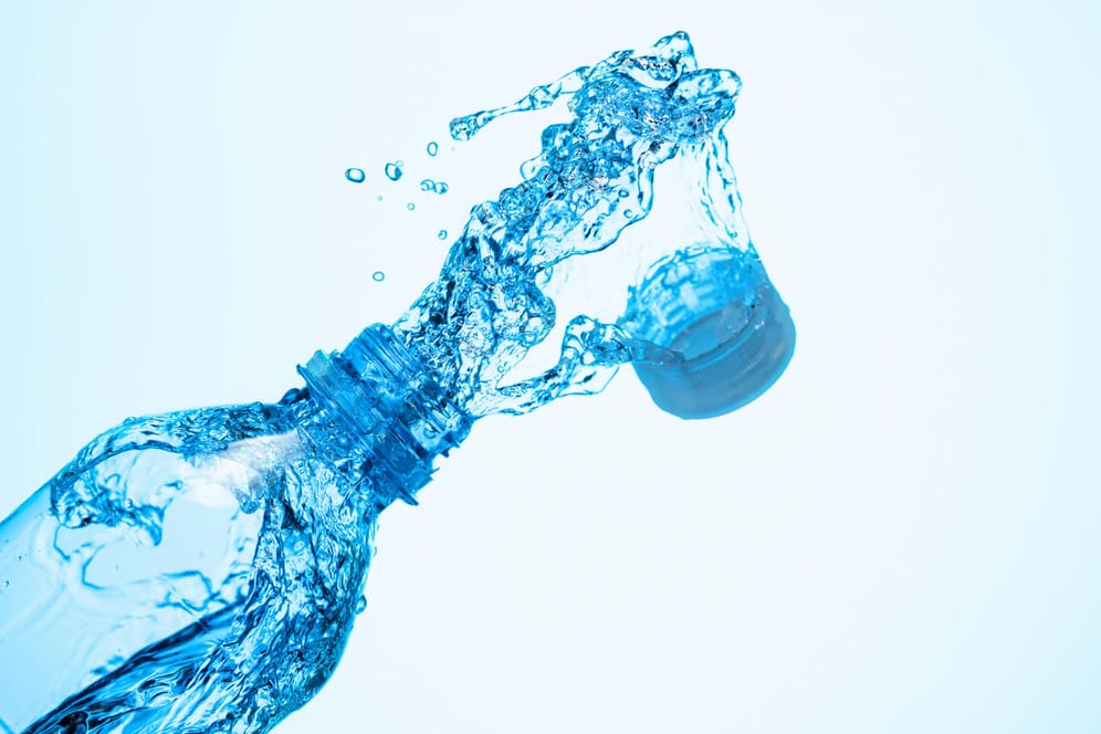 Wasserflasche: Manchmal sprudeln Flaschen beim Öffnen über – das lässt sich jedoch leicht verhindern.