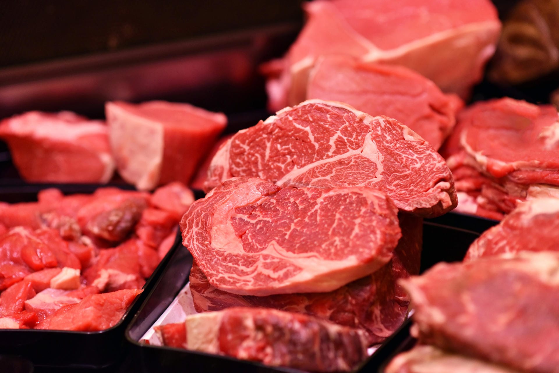 Zu viel Fleisch: Es gibt vielfältige Stoffwechselprozesse, die Gelenkbeschwerden verursachen, wie beispielsweise eine zu hohe Harnsäurekonzentration im Körper. Ist dies der Fall, spricht man von der Stoffwechselerkrankung Gicht, die auch die Gelenke betrifft. Es bilden sich Harnsäurekristalle, die sich an Gelenken und im Gewebe ablagern und einen Gicht-Anfall auslösen können. Wer zu viel Fleisch, vor allem Schweinefleisch isst, hat häufig solche Probleme.