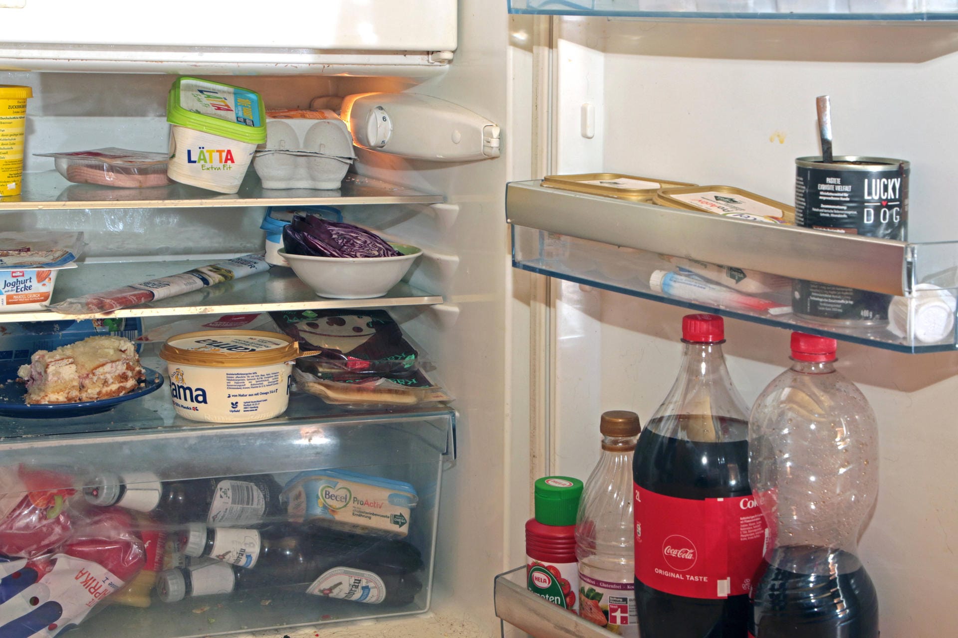 Wenn sich im Kühlschrank unangenehme Gerüche gebildet haben, kann man mit etwas Backpulver verhindern, dass sich der Gestank womöglich noch auf andere Lebensmittel überträgt.