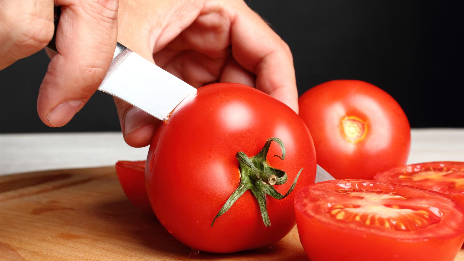 Tomaten: Um den Strunk zu entfernen, benötigen Sie nicht unbedingt ein Messer. Es gelingt auch mit anderen Hilfsmitteln.