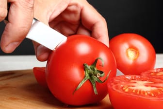 Tomaten: Um den Strunk zu entfernen, benötigen Sie nicht unbedingt ein Messer. Es gelingt auch mit anderen Hilfsmitteln.