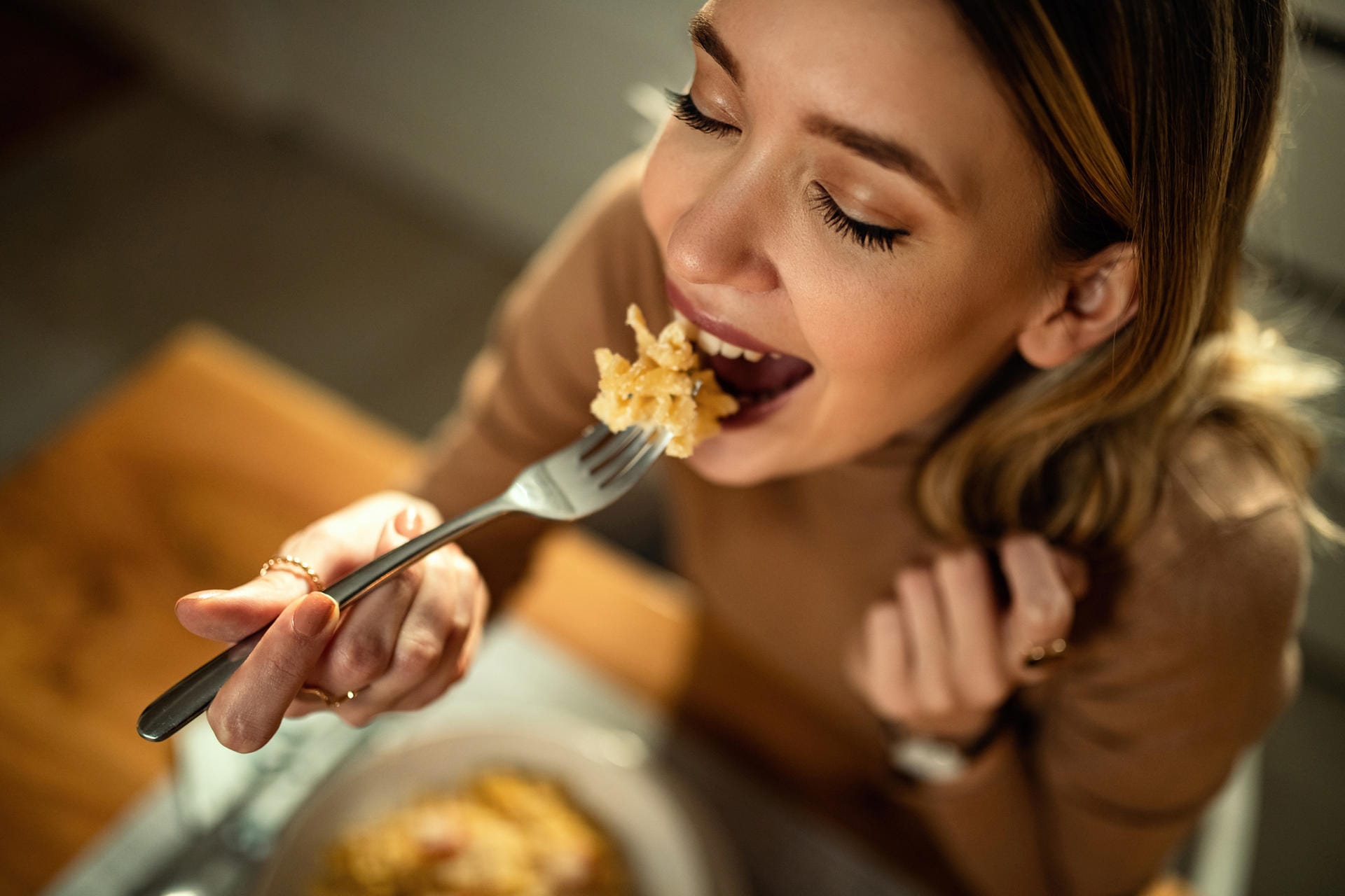 Langsam und in Ruhe essen: Wer schnell zwischen zwei Terminen Fastfood hinunter schlingt, tut seiner Gesundheit keinen Gefallen. Magen und Darmprobleme können die Folge sein. Nehmen Sie sich Zeit für gesundes Essen.