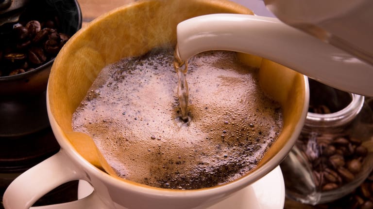 Filterkaffee: Salz kann das Aroma von Kaffee intensivieren.