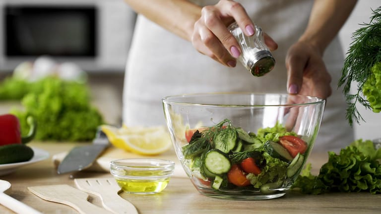 Salat würzen: Gibt man das Dressing zu früh zum Salat, entzieht das darin enthaltene Salz den Zellen Feuchtigkeit.