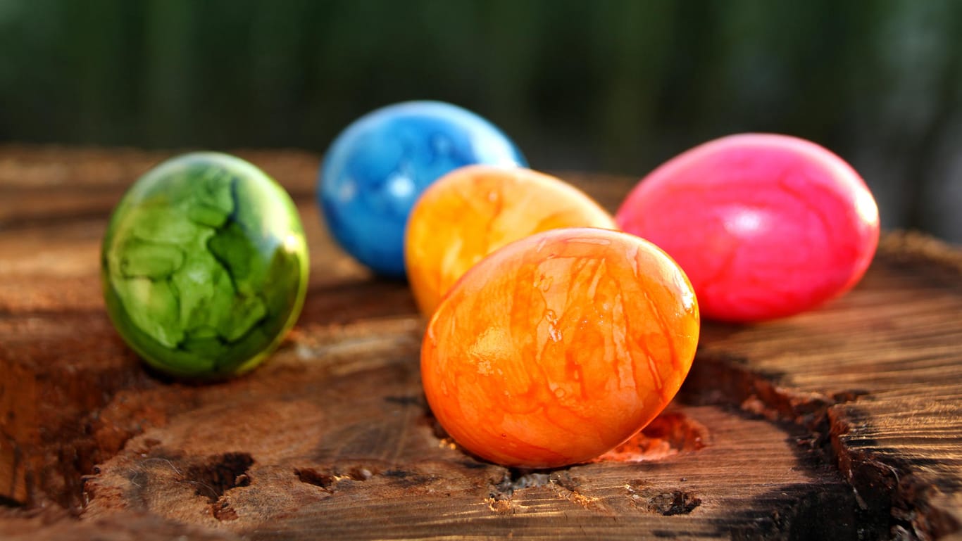 Ostereier: Bei industriell gefärbten Eiern verhindert ein Schutzlack, dass Keime ins Ei dringen.