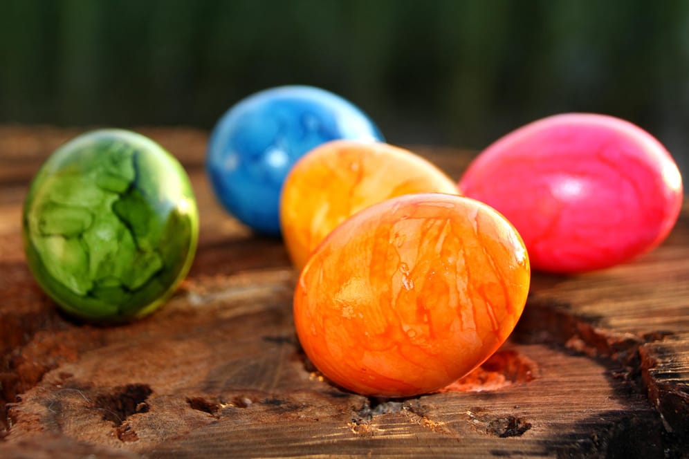 Ostereier: Bei industriell gefärbten Eiern verhindert ein Schutzlack, dass Keime ins Ei dringen.