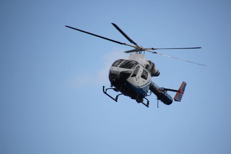 Der erste voll steuerbare Hubschrauber wird 1936 in der Berliner Deutschlandhalle vorgeführt. Erfinder des Fw 61 ist der Ingenieur Henrich Focke. Entscheidend ist die Neigung der Rotorblätter.
