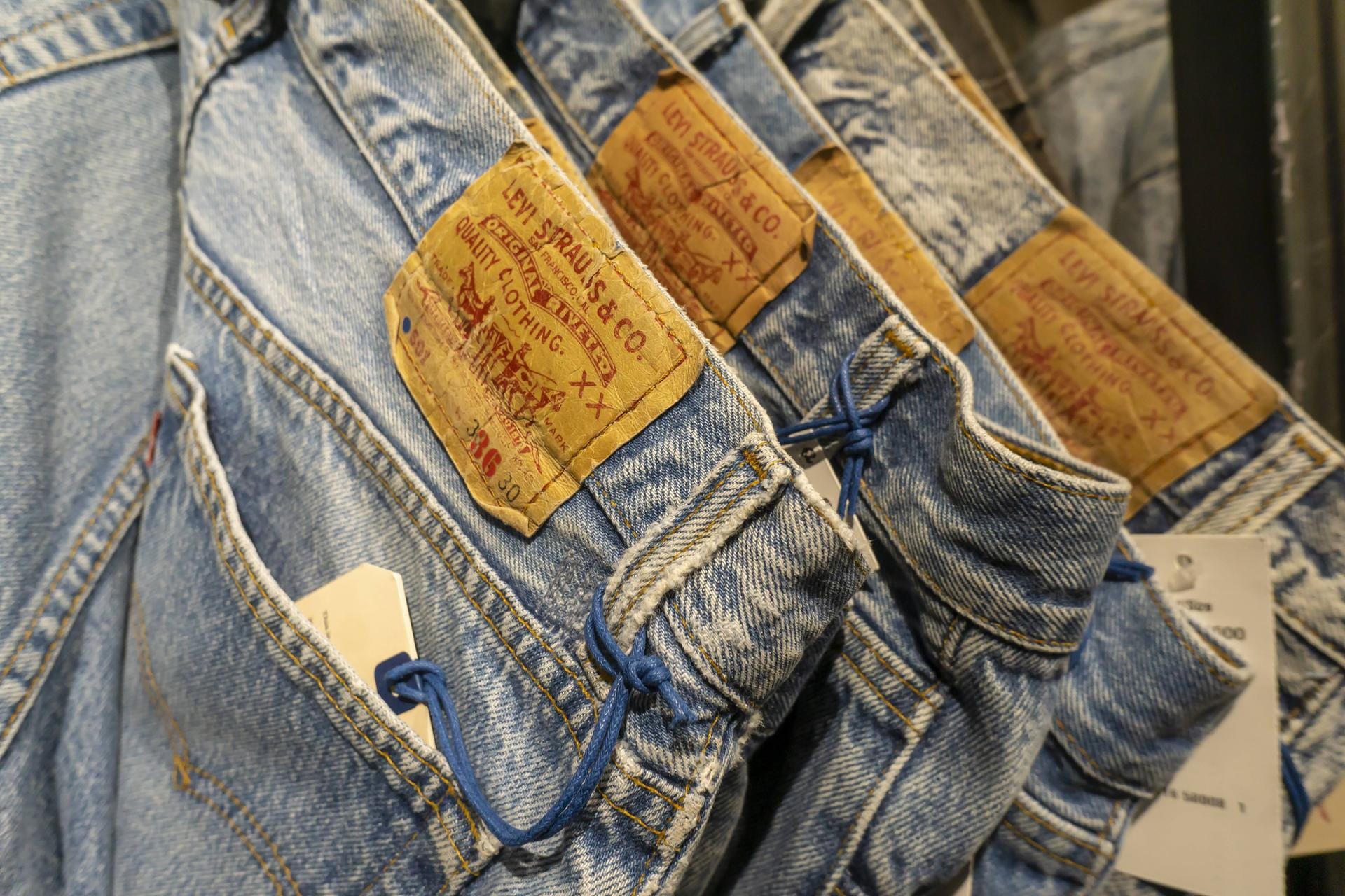 Als Erfinder der robusten Hose gelten der Deutsche Levi Strauss und sein Geschäftspartner Jakob Davis. Beide kamen 1873 auf die Idee, eine Arbeitshose aus Denim mit Nieten zu entwickeln – die spätere Blue Jeans.