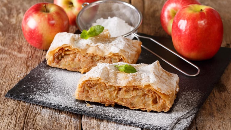 Apfelstrudel backen | Rezept: So wird er zart und knusprig