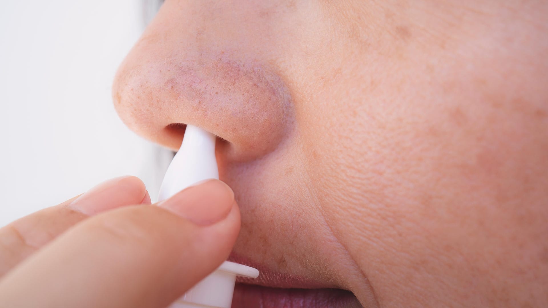 Nasenspray: Abschwellende Mittel können zur Stinknase führen.