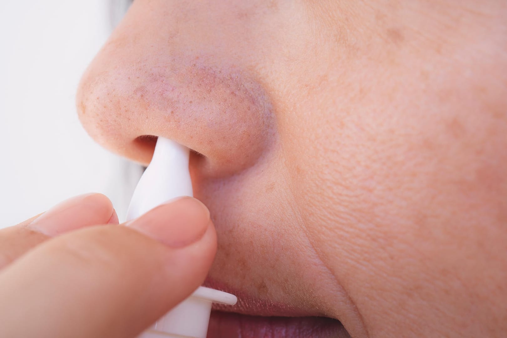 Nasenspray: Abschwellende Mittel können zur Stinknase führen.