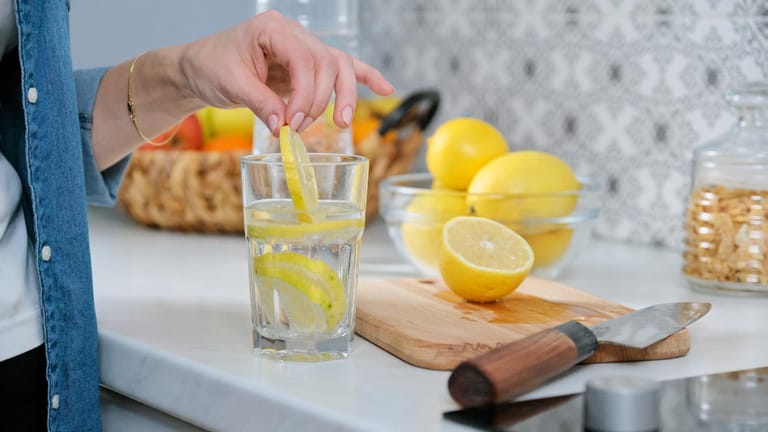 Zitronenwasser: Eine vitaminreiche Ernährung stärkt das Immunsystem.