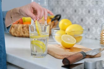 Zitronenwasser: Eine vitaminreiche Ernährung stärkt das Immunsystem.