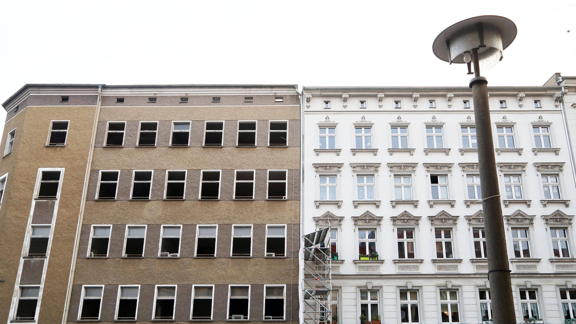 Kernsanierung: Das links stehende Gebäude wird komplett instand gesetzt. (Symbolbild)