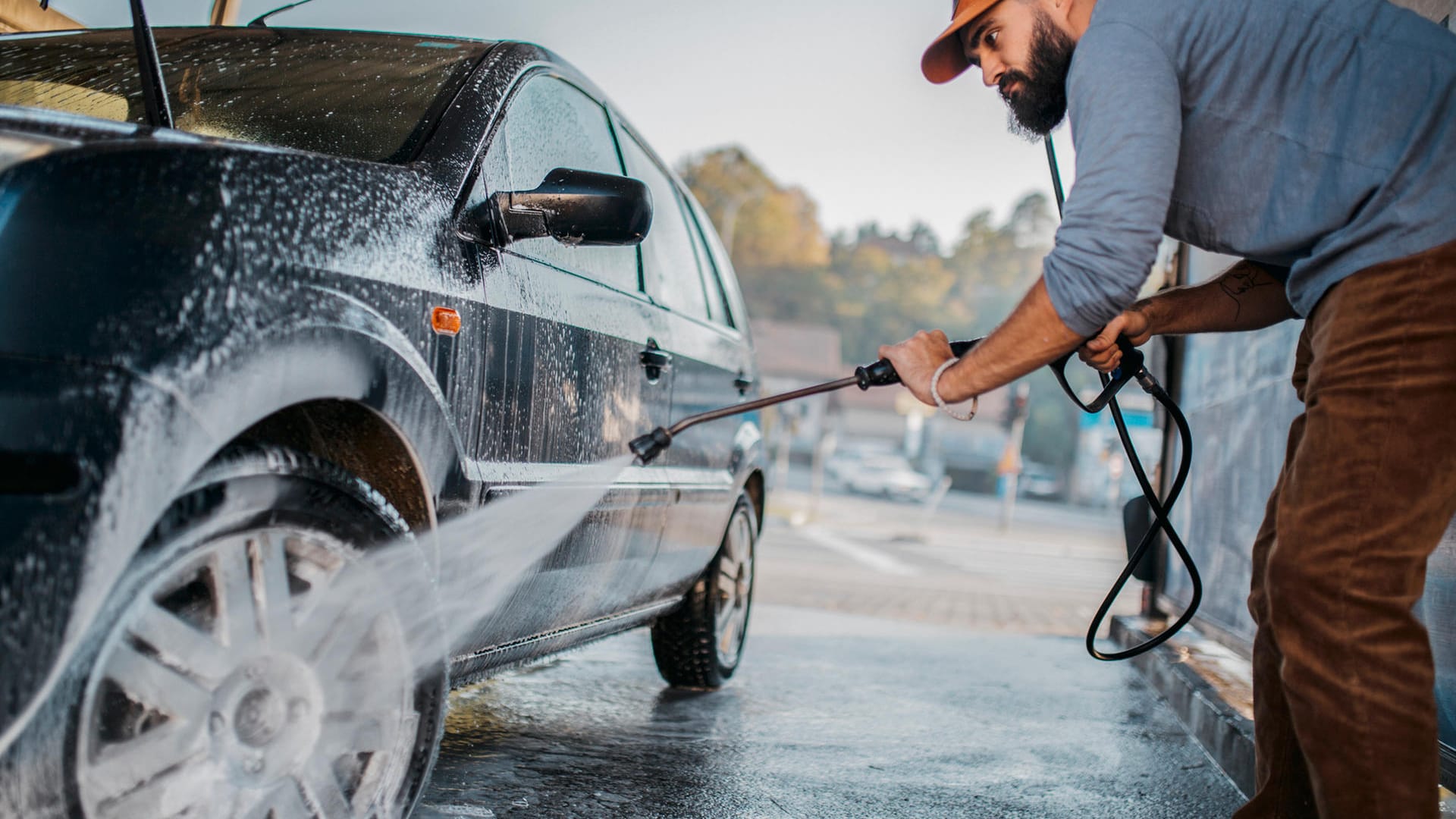 Autowäsche: Auch bei Waschanlagen sollte die Vorwäsche per Hand durchgeführt werden.