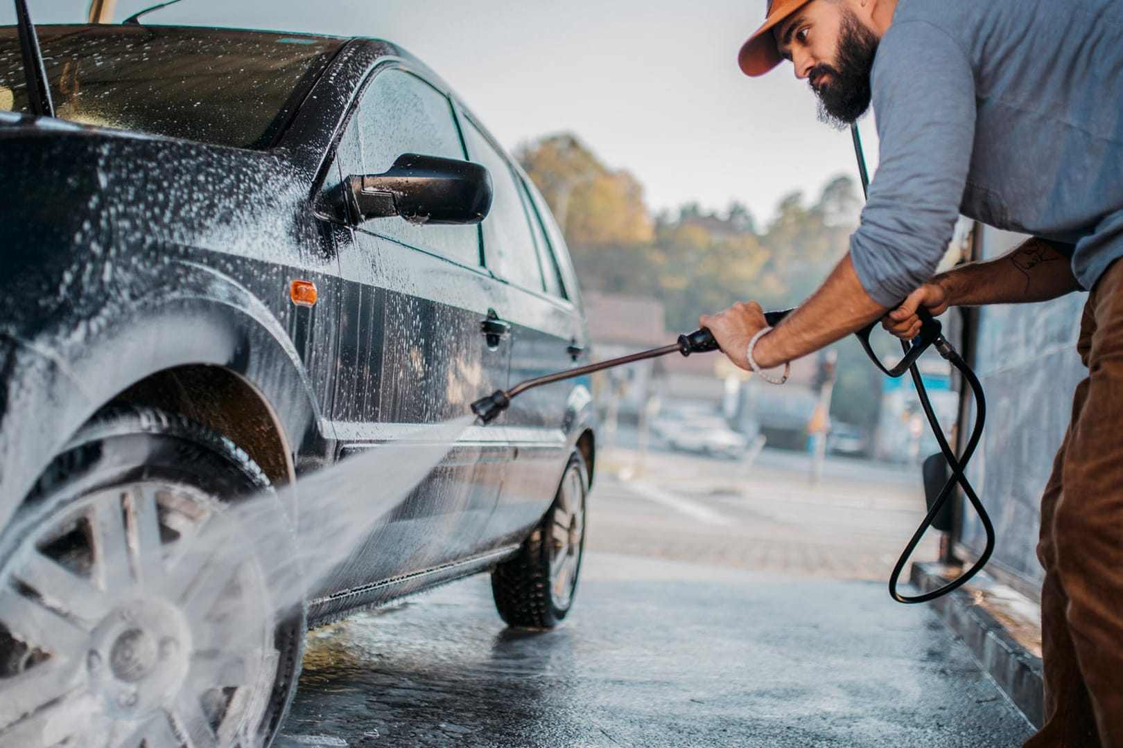 Autowäsche: Auch bei Waschanlagen sollte die Vorwäsche per Hand durchgeführt werden.