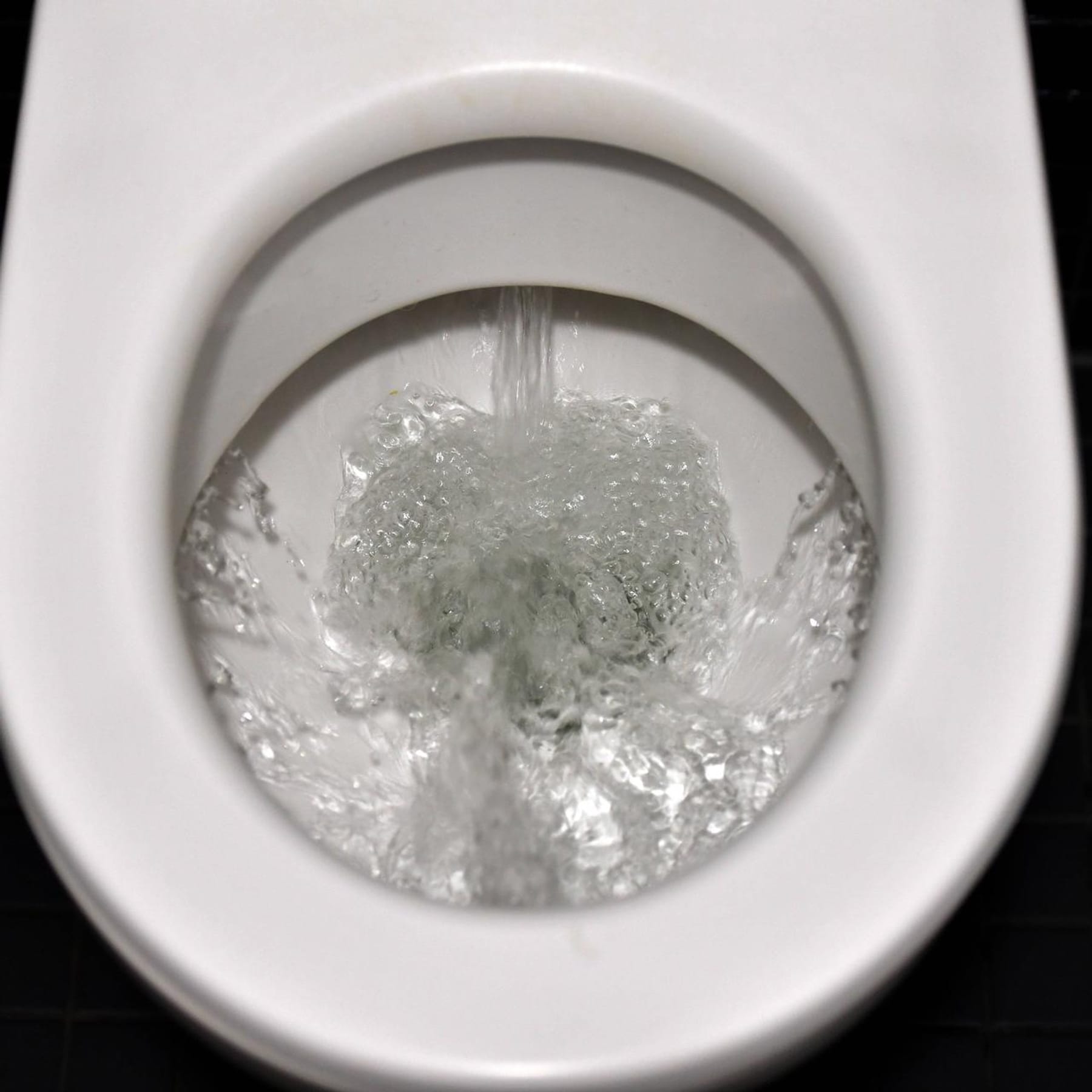 Toilette reinigen: Braune Ablagerungen, Urinstein und Kalk einfach entfernen