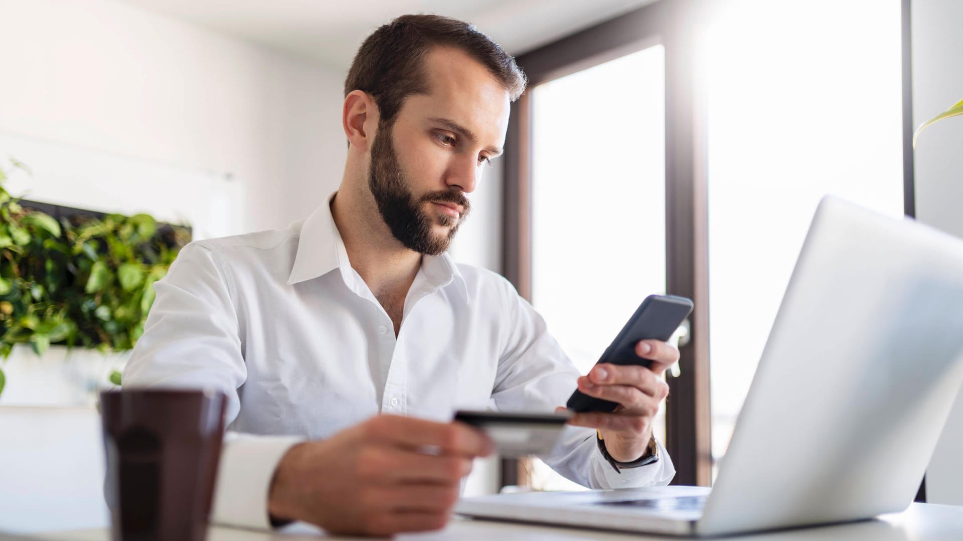 Überweisung am Laptop: Mit dem Online-Banking können Sie schnell und zu jeder Zeit überweisen – Sie sollten aber auch einige Dinge beachten.