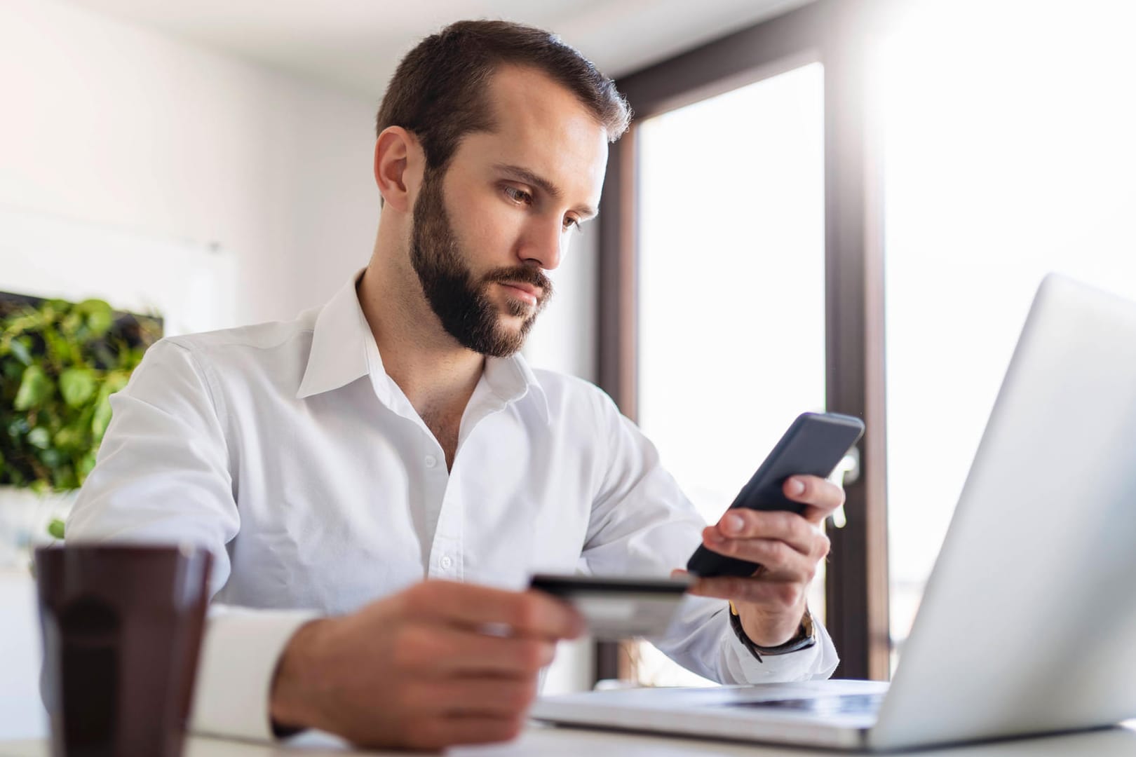 Überweisung am Laptop: Mit dem Online-Banking können Sie schnell und zu jeder Zeit überweisen – Sie sollten aber auch einige Dinge beachten.