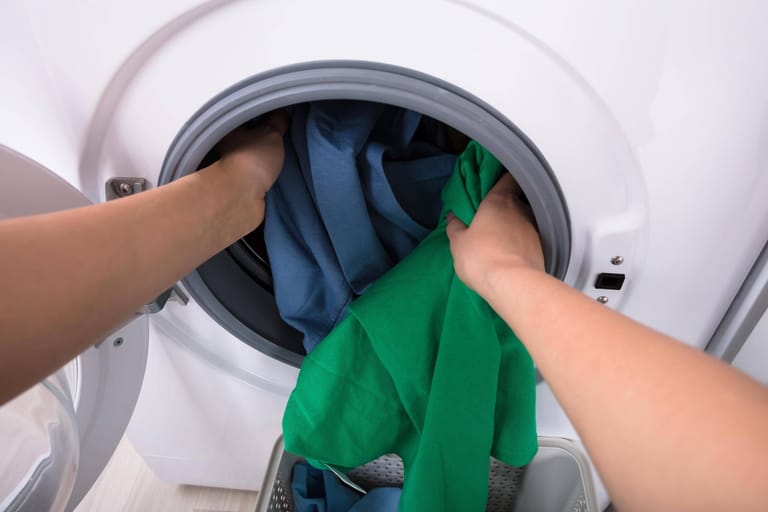Vor dem Einlagern sollte man seine Kleidung grundsätzlich waschen oder reinigen.