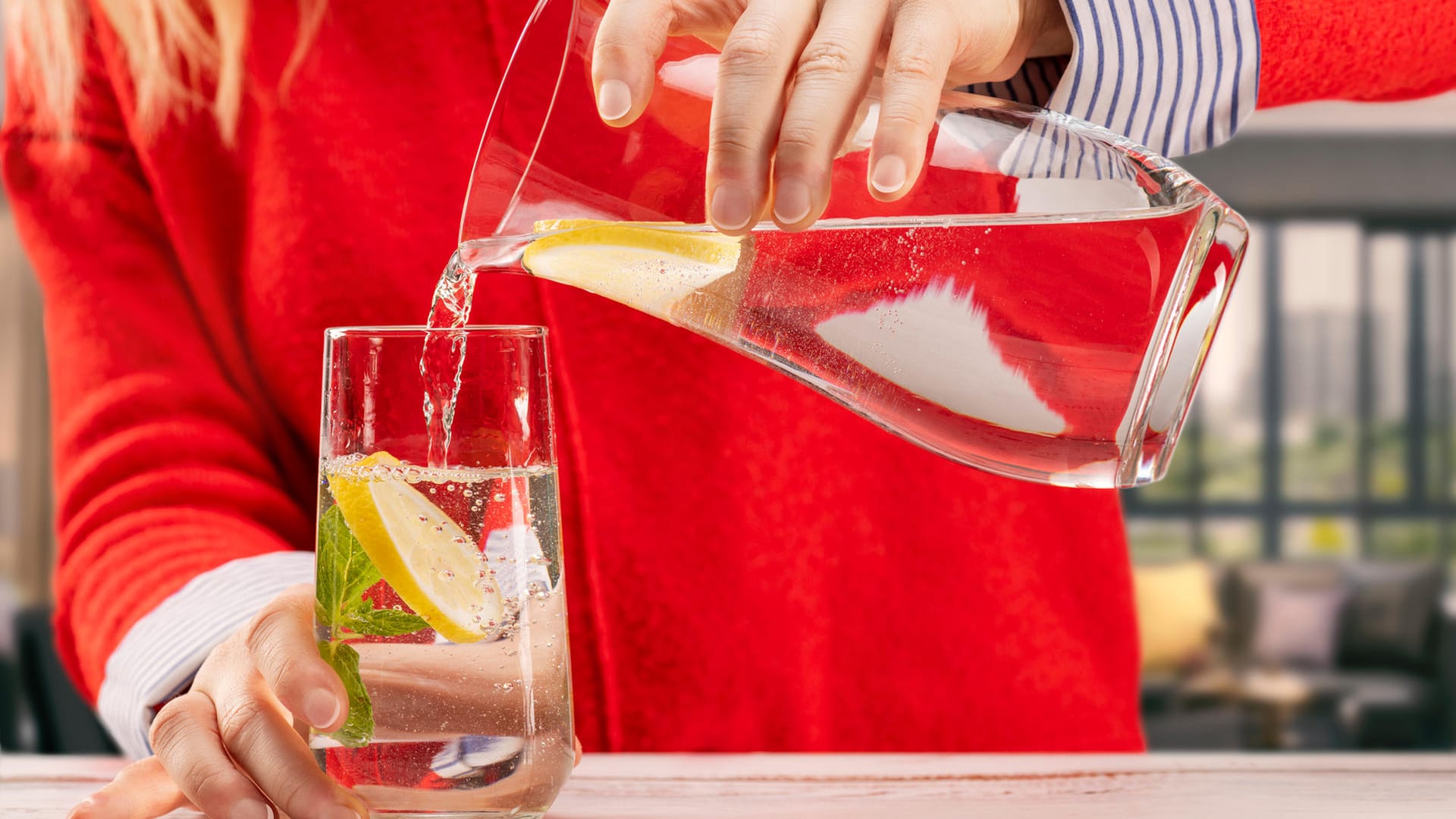 Wer Wassertrinken langweilig findet, kann sein Getränk zur Abwechslung mit einem Spritzer Zitronen- oder Limettensaft aufpeppen. Auch mit aufgeschnittenen Früchten, Kräutern, einem Schluck Saft oder Kräutertee bekommt Wasser schnell ein neues, spannendes Aroma.