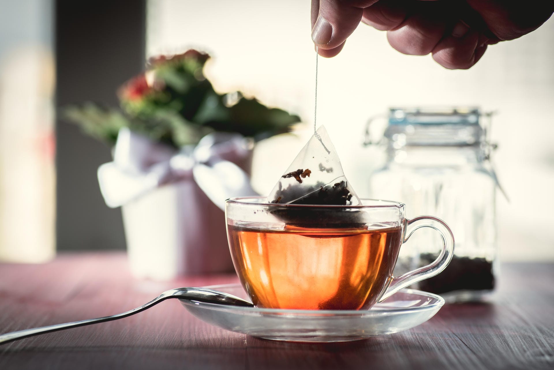 Dasselbe gilt für schwarzen und grünen Tee. Sie zählen zwar wie Kaffee und Wasser zur Flüssigkeitsbilanz – solange kein Zucker drin ist. Sie sind aber in erster Linie Genussmittel.