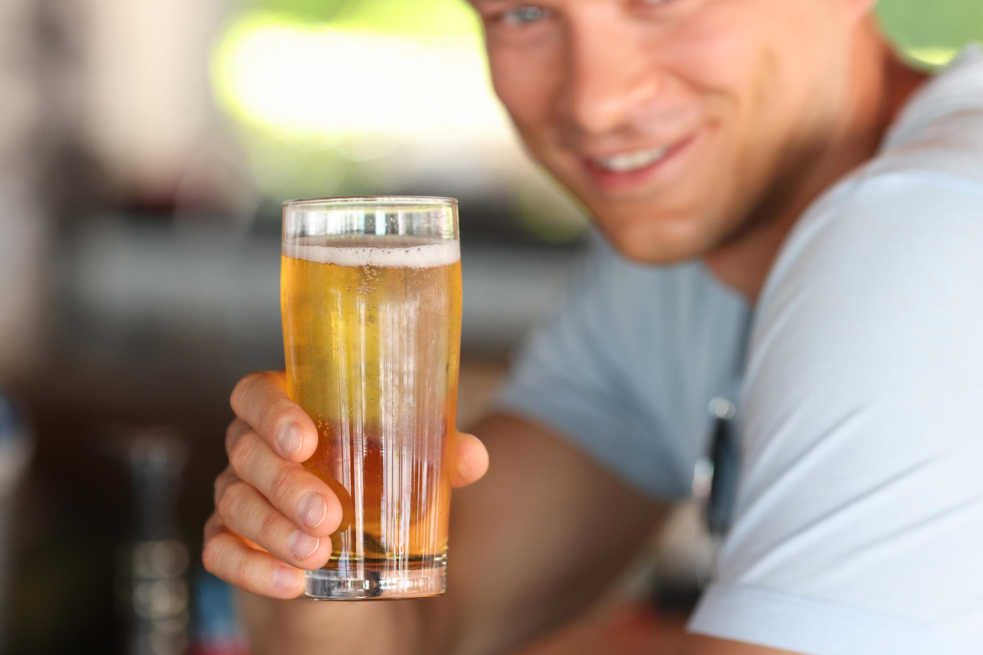 Auch zum alkoholfreien Bier, das ungefähr so kalorienreich wie eine Saftschorle ist, können Sie hin und wieder greifen – zum Beispiel nach dem Sport. Denn es versorgt den Sporttreibenden mit Flüssigkeit, Elektrolyten und Energie.