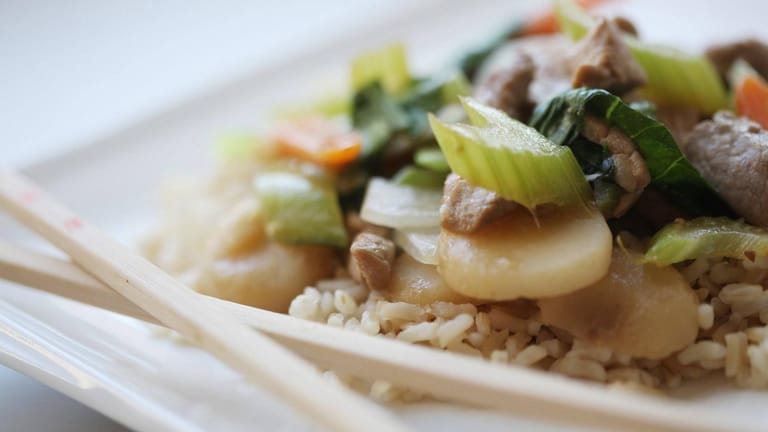 Chop Suey: Die kleingehackten Zutaten passen zu Reis oder chinesischen Nudeln.