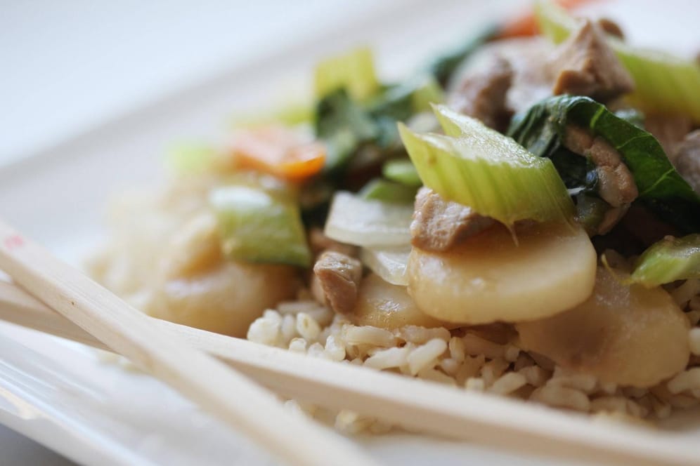 Chop Suey: Die kleingehackten Zutaten passen zu Reis oder chinesischen Nudeln.