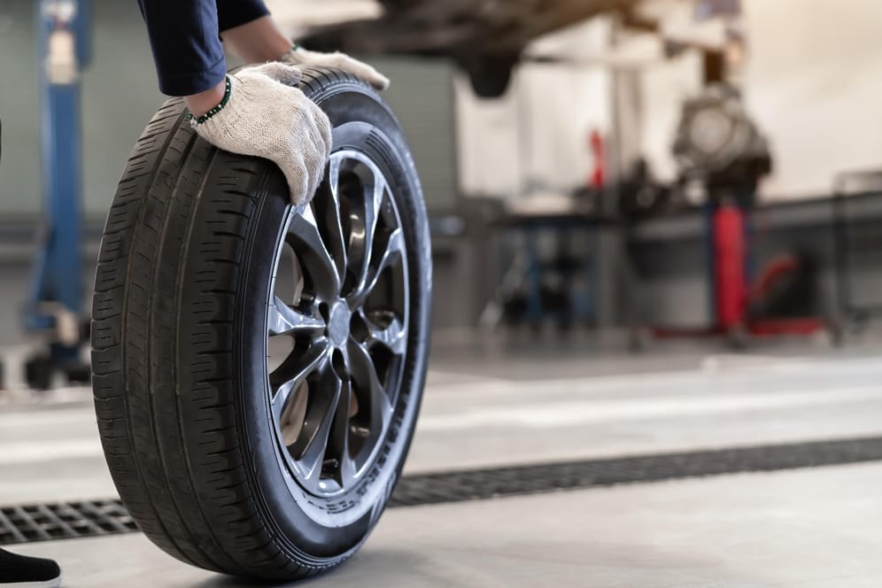 Reifen: Neben einem Mindestprofil schreibt der Gesetzgeber eine gleiche Reifengröße vor, wenn nicht der Fahrzeugschein etwas anderes erlaubt.
