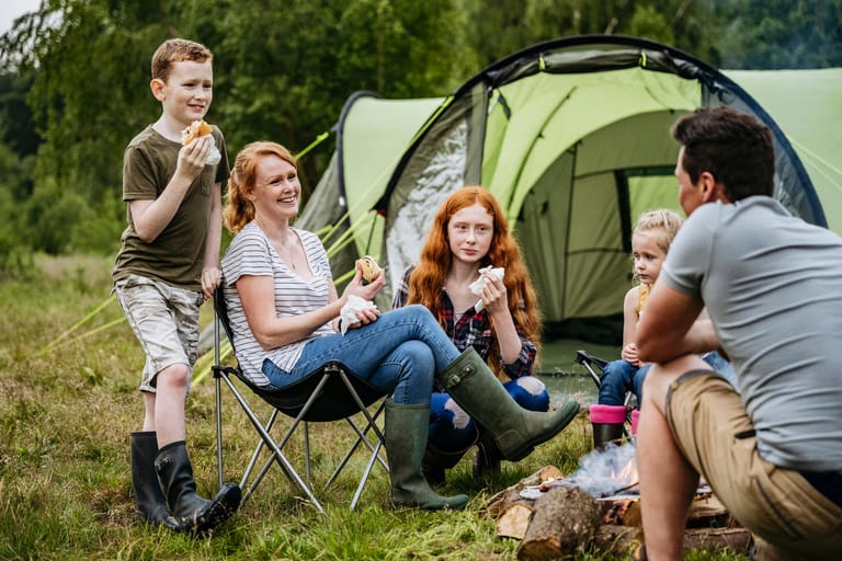 Ein Campingurlaub bietet Spaß, Abenteuer und Abwechslung für die ganze Familie. Ob Sie den Ausflug mit dem Wohnmobil, Wohnwagen oder Zelt planen ist eine Sache des Komforts und Preises. Hier erfahren Sie, was Sie für den nächsten Trip wissen sollten.