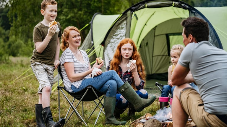 Ein Campingurlaub bietet Spaß, Abenteuer und Abwechslung für die ganze Familie. Ob Sie den Ausflug mit dem Wohnmobil, Wohnwagen oder Zelt planen ist eine Sache des Komforts und Preises. Hier erfahren Sie, was Sie für den nächsten Trip wissen sollten.