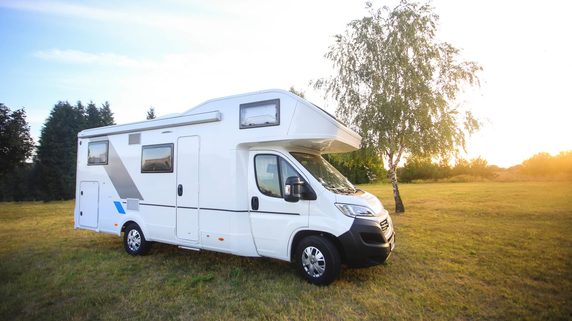 Mit einem Wohnmobil sind Sie sehr flexibel unterwegs – doch es ist auch recht teuer. Möchten Sie erst mal ausprobieren, ob Ihnen der Urlaub auf vier Rädern überhaupt zusagt, können Sie sich einen Campingbus einfach mieten. Umso länger der Buchungszeitraum dauert, desto günstiger werden häufig die Preise der Anbieter.