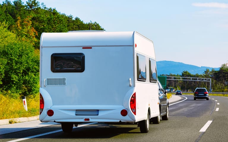 Ein Wohnwagen bietet einige Vorteile gegenüber einem Wohnmobil. So können Sie den Caravan einfach auf dem Campingplatz abstellen und das Auto für Ausflüge nutzen. Für das Fahren mit einem Wohnwagen brauchen Autofahrer seit 1999 einen Führererschein der Klasse BE.