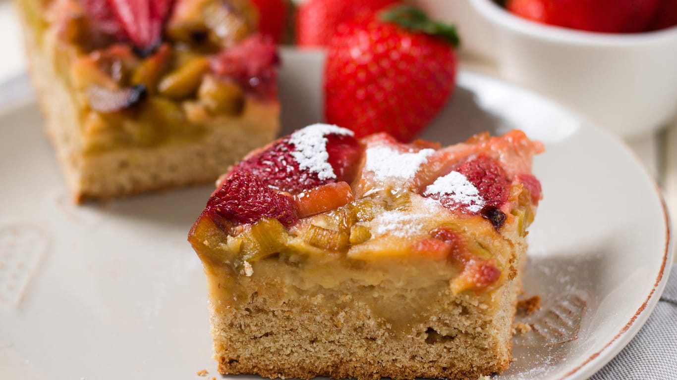 Rhabarberkuchen: Er kann auch mit Erdbeeren kombiniert werden.